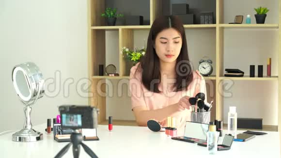 著名博主的4k视频开朗的女性vlogger在录制日常化妆视频时展示化妆品视频的预览图