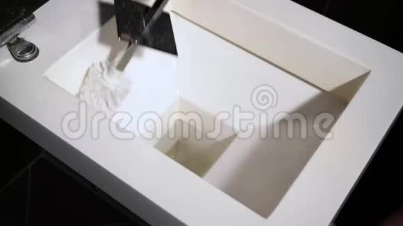 清洁一个带有刷子特写的长方形马桶视频的预览图