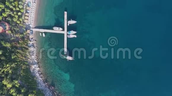 帆船停泊在餐厅的码头无人驾驶飞机的俯视图视频的预览图