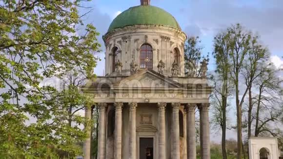 鸟瞰圣十字教堂和圣约瑟夫附近的Pidhirtsi城堡乌克兰利沃夫州视频的预览图