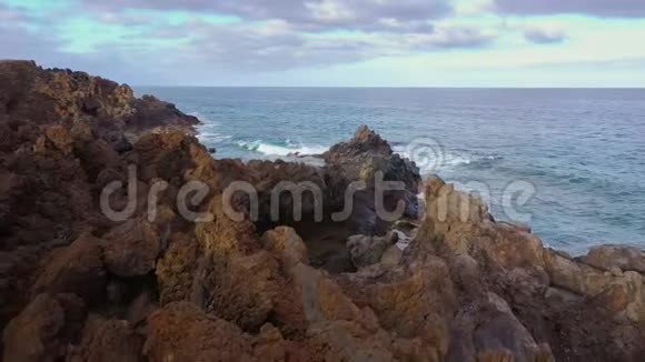 飞越西班牙加那利群岛特内里费和大西洋岩石海岸视频的预览图