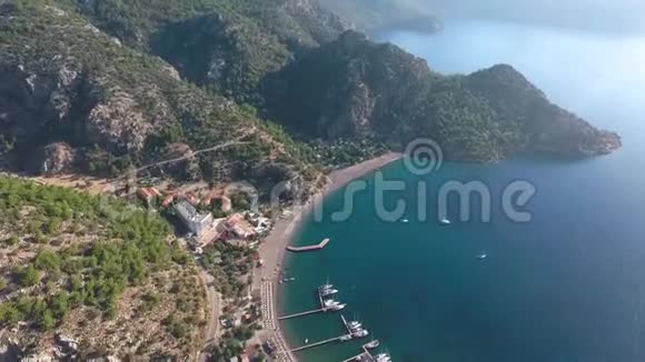 土耳其Chiftlik乡海滩和码头的鸟瞰图视频的预览图