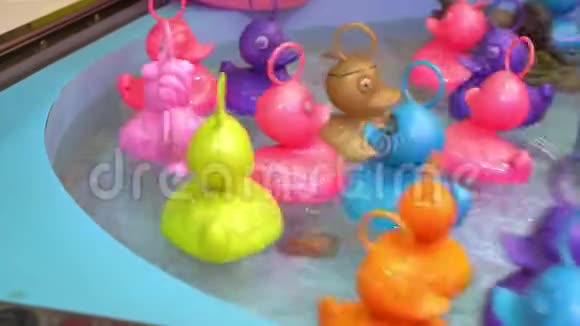 五颜六色的橡胶鸭子在圣诞节市场的游泳池里盘旋视频的预览图