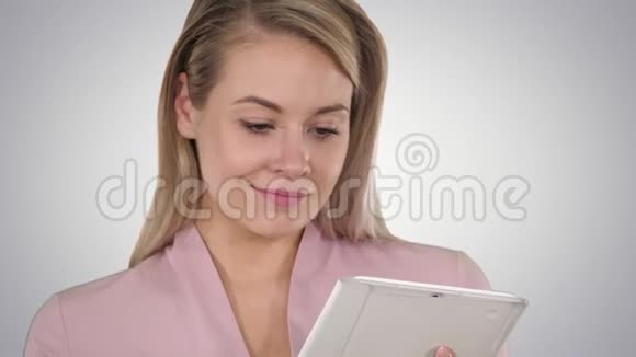 活跃的商业女性持有平板电脑梯度背景视频的预览图
