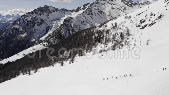 冬天的空中飞人带着雪鞋在雪坡上徒步旅行冬季仙境全景视频的预览图