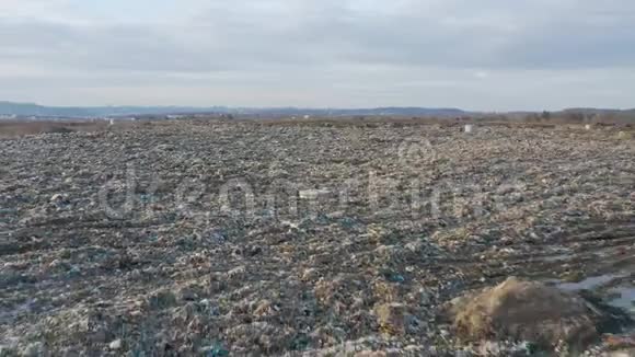 巨大废弃垃圾场的鸟瞰图填埋处置场地生活和生产的废物环境视频的预览图
