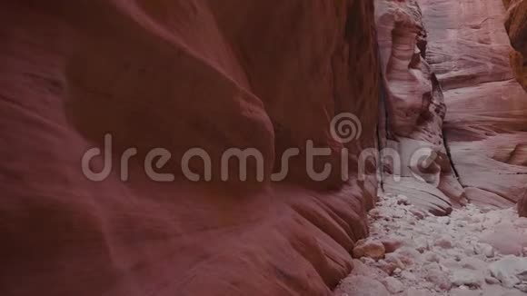 美国西部红砂岩峡谷之墙运动视频的预览图
