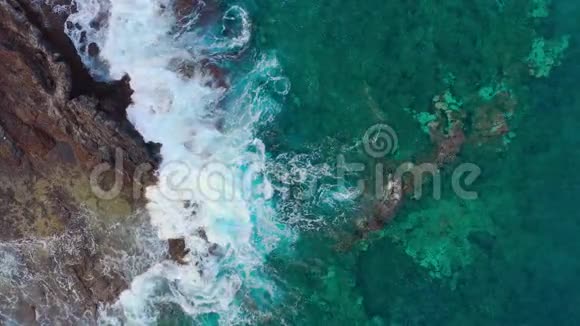 无人的海岸的俯视图特内里费岛的岩石海岸空中无人机的海浪到达海岸的镜头视频的预览图