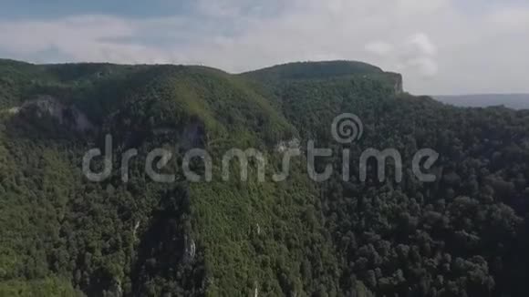 四架直升机飞越山峡视频的预览图