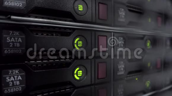 服务器与硬盘堆叠在数据中心用于备份和数据存储近距离射击闪着绿色视频的预览图
