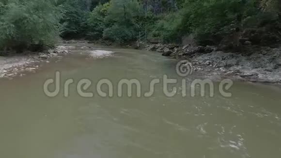 深峡中的山河空中无人机镜头视频的预览图