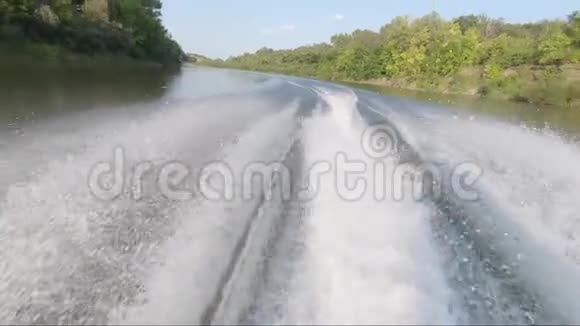 一条尾迹高速摩托艇在水面上的河流水上娱乐视频的预览图