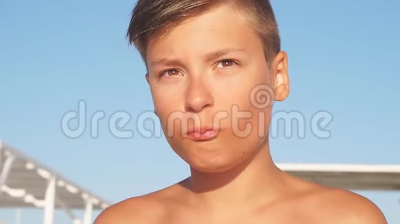 一个十几岁的男孩在海边晒太阳视频的预览图