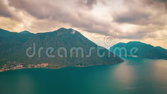 亚得里亚海博卡科托尔湾黑山山脉上空云层移动时间推移拍摄质量良好视频的预览图