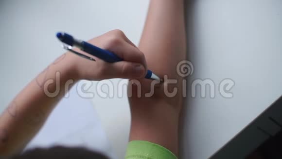 一个婴儿的手特写手在手的皮肤上画一支笔视频的预览图