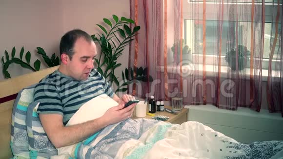 流感病人不幸的年轻人躺在床上男性呼叫医生视频的预览图
