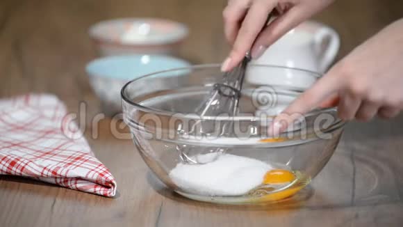 在玻璃碗里把鸡蛋和糖一起吹视频的预览图