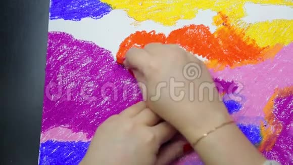 日落时女性的手在白纸上画着橙色的彩霞视频的预览图