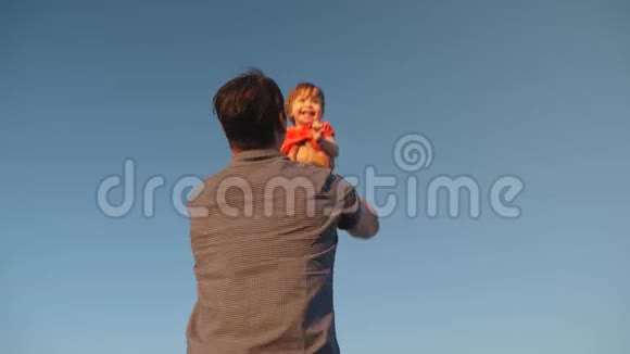 父亲把女儿扔到蓝天上爸爸和一个小孩子在他的怀里对抗天空幸福的家庭在玩耍视频的预览图