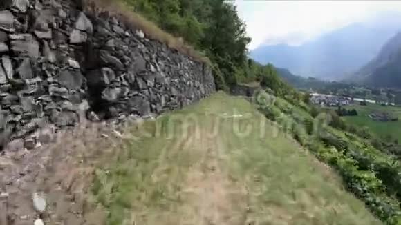 托福村旁边的一条乡村小路蒙乔维特视频的预览图
