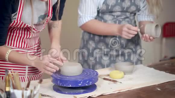 女陶工在陶艺工作室做陶瓷杯造型手的细节观视频的预览图