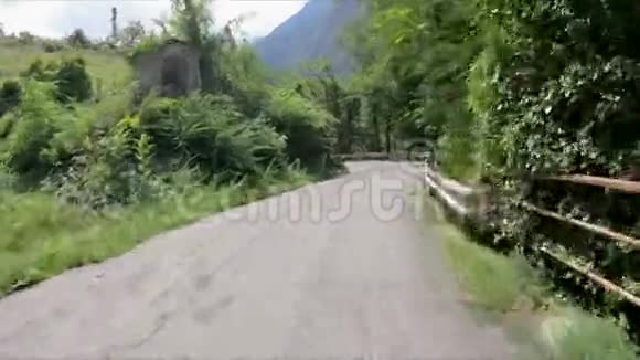 普罗维尼和巴尔马斯村之间的山路蒙乔维特视频的预览图