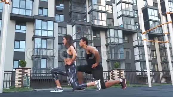 体育夫妇在夏天在城里做午餐练习交叉健身男女运动服和谐视频的预览图