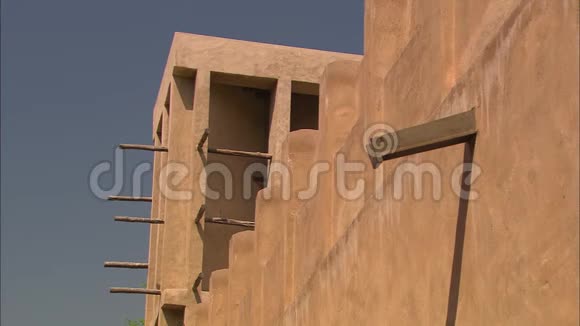 阿联酋迪拜巴斯蒂基亚的近距离风塔视频的预览图