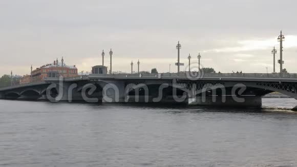 圣彼得堡涅瓦河上美丽的行人和汽车桥视频的预览图