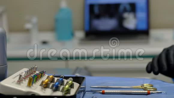 牙科医生进行植入手术视频的预览图