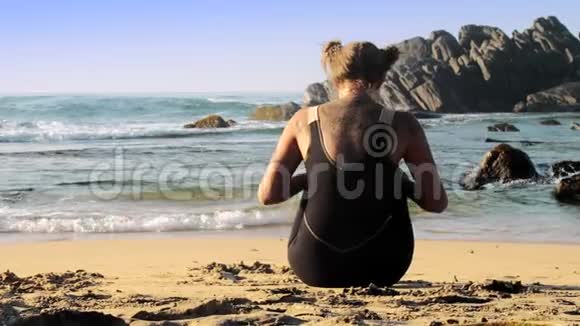 运动的赤脚年轻女子在沙滩上练习瑜伽视频的预览图
