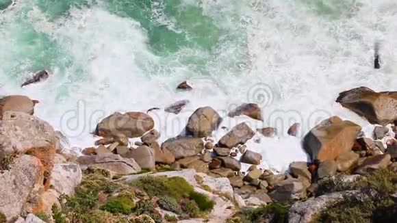 波涛汹涌的海浪拍打着查普曼开普敦山顶西部陡峭的山崖视频的预览图