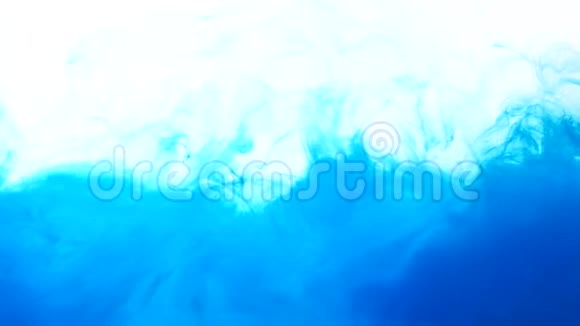 水流覆盖模糊蓝色蒸汽白色视频的预览图