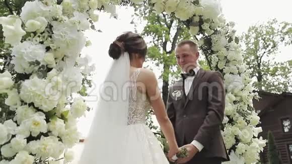 新娘和新郎为他们的婚礼誓言牵手新娘在婚礼上宣誓新郎视频的预览图
