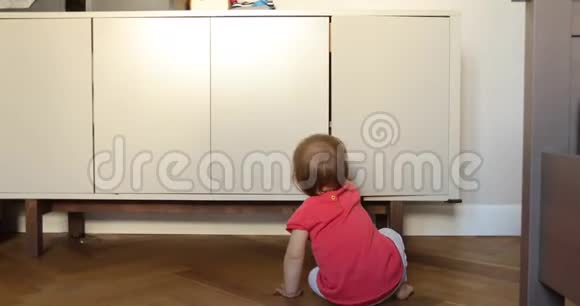好奇的幼儿在房间里探索橱柜视频的预览图