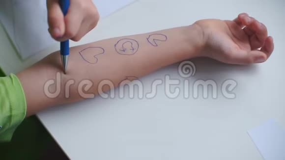 孩子把孩子们纹身画在手上视频的预览图