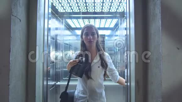 女孩从电梯里出来视频的预览图
