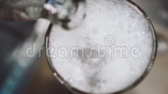 在鸡尾酒饮料中加入苏打水视频的预览图