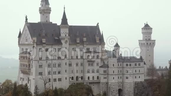 德国巴伐利亚州慕尼黑附近Neuschwanstein城堡的景观图视频的预览图