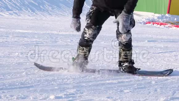 滑雪者在滑雪板上跳跃特写视频的预览图