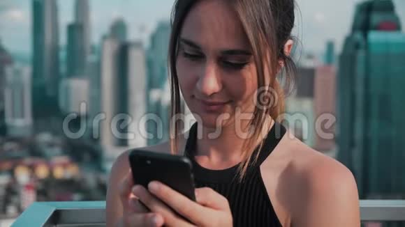 特写商务忙碌的女孩在摩天大楼的背景下打电话4k视频的预览图