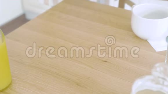 女人手在桌子上放一块木板上面放着美味的羊角面包视频的预览图