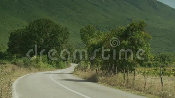 一条通往山上的路视频的预览图