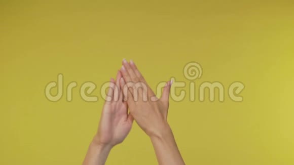 清洁修剪良好的年轻女性的手皮肤护理浅黄色背景4K视频的预览图