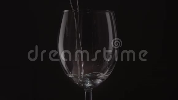 把酒倒入一杯黑色背景的杯子里特写视频的预览图