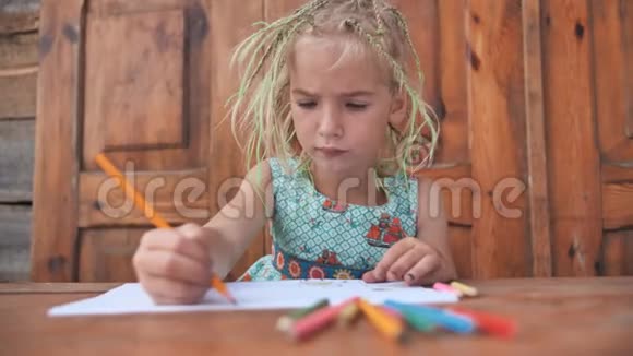 小六岁的女孩用彩色铅笔画画视频的预览图