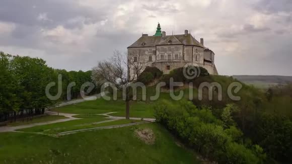 乌克兰春季奥列斯基城堡鸟瞰图视频的预览图