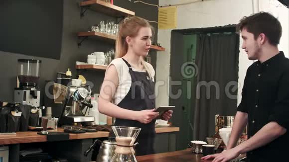 男顾客请咖啡师在自助餐厅煮咖啡视频的预览图