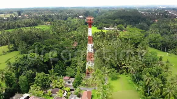 亚洲热带岛屿村庄的无线电天线视频的预览图