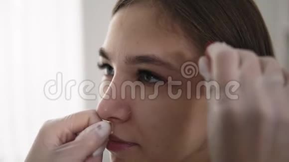 大师在美容院纠正眉毛测量客户面部的完美形态专业的面部护理视频的预览图